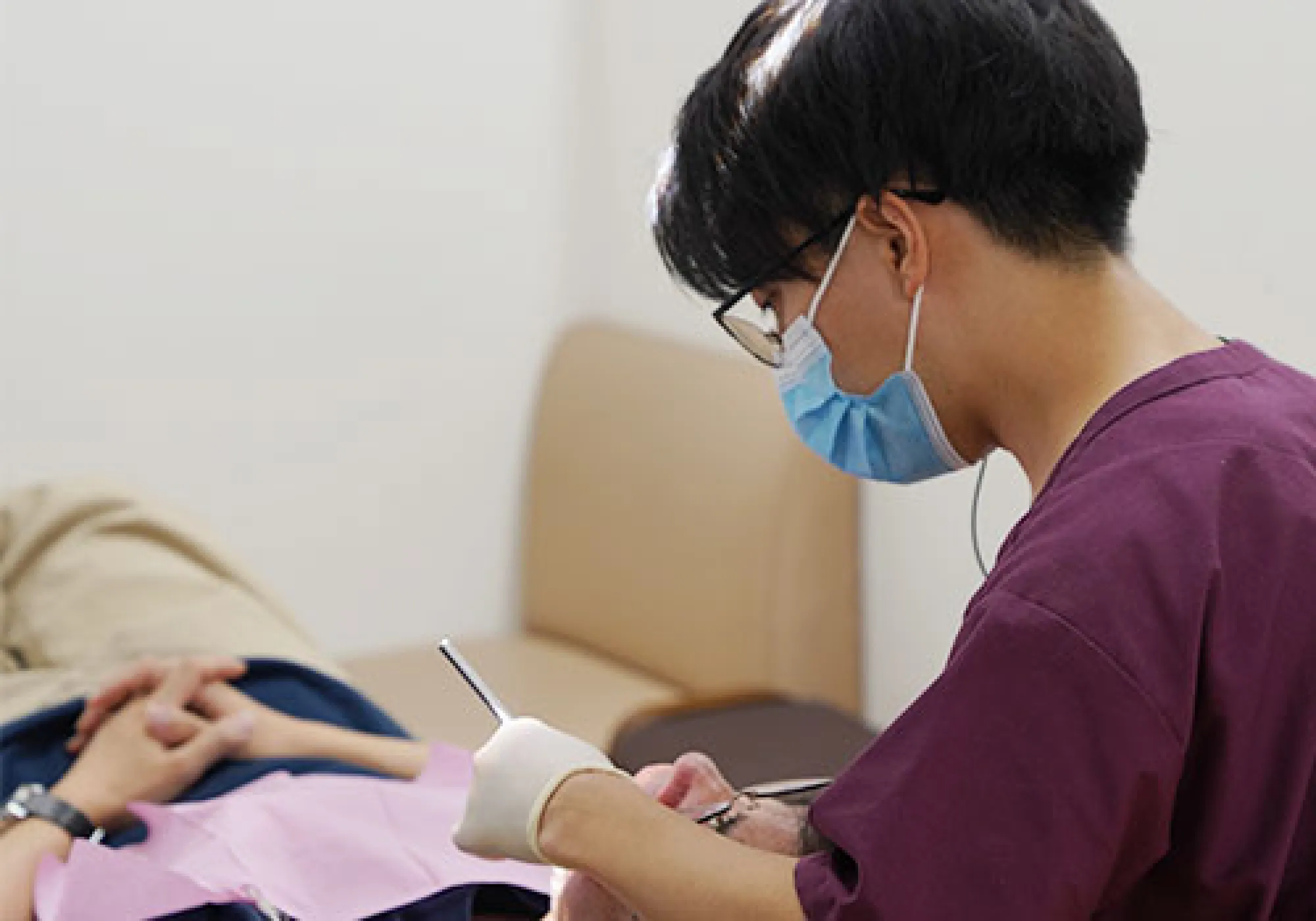 治療する歯科医師