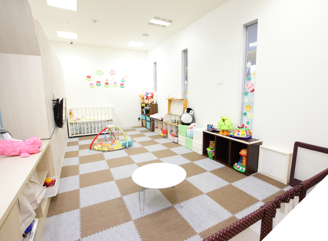 歯科技工士が筆を使い、義歯（歯の模型）に精密な着色作業を行っている様子