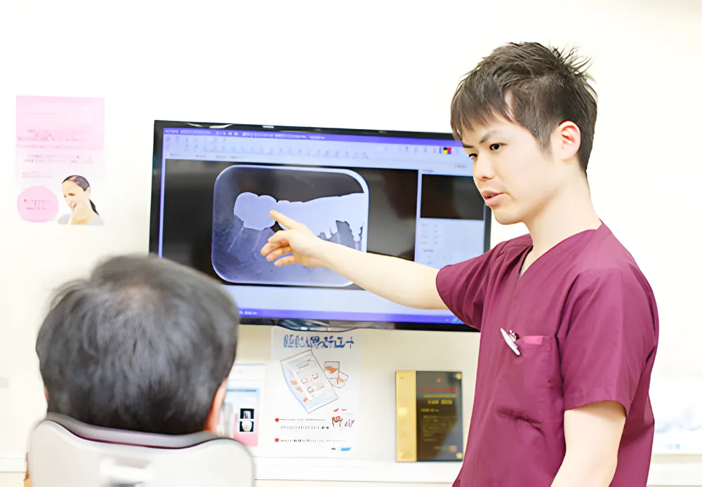 説明する歯科医師