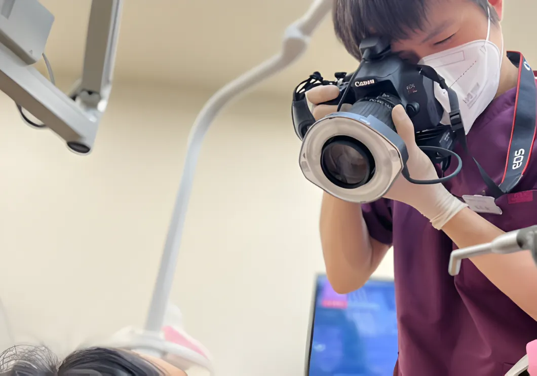 写真撮影をする歯科医師